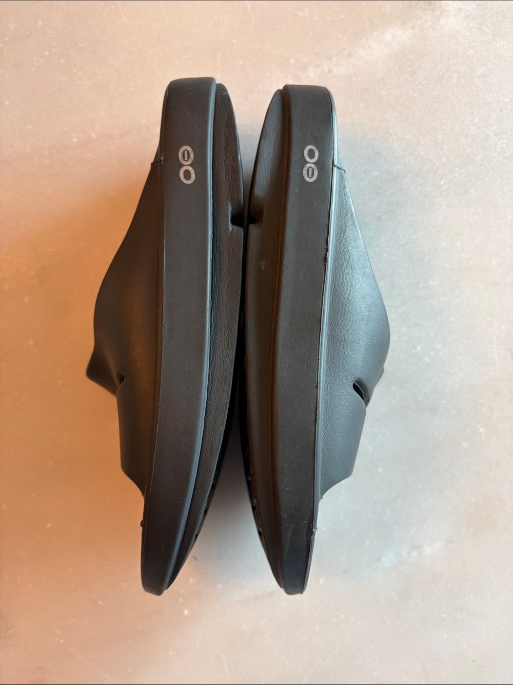 OOFOS Unisex M5-W7 Black Slide Sandals - Picture 4 of 4